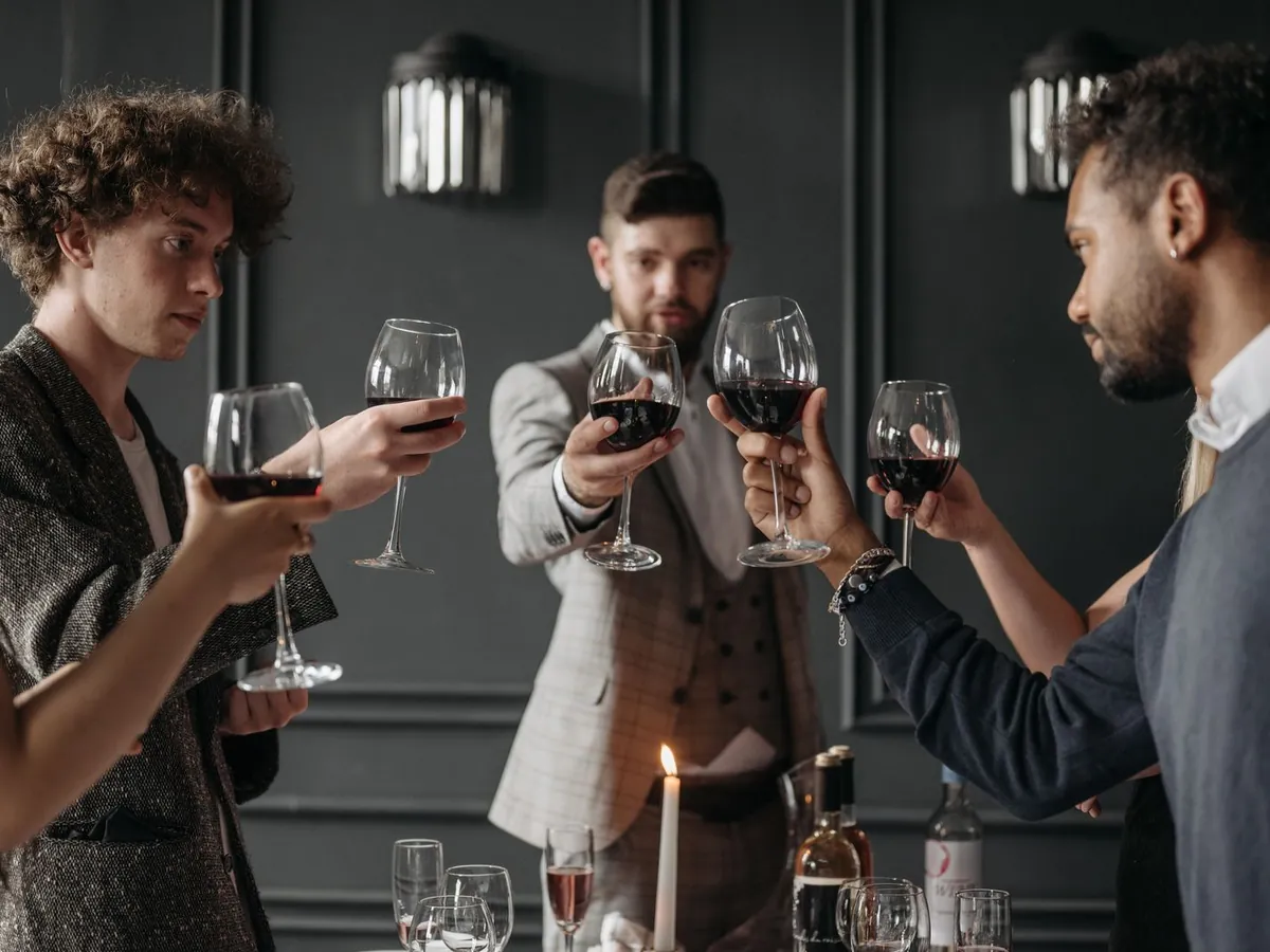 Amigos brindando con vino tinto en una cena en casa